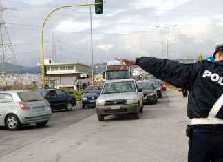 Οδηγοί Προσοχή: Αν σας πιάσουν να οδηγείτε με κινητό στο χέρι αφαιρείται η άδεια για 2 μήνες.