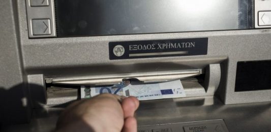 Έρχονται χρεώσεις – φωτιά στις αναλήψεις από ΑΤΜ: Πόσο θα πληρώνουμε