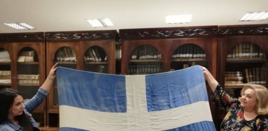 Η συγκλονιστική ιστορία αυτής της ελληνικής σημαίας – Το μήνυμα που αποκάλυψε την άγνωστη ιστορία