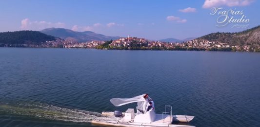 Ρομαντικός γάμος με καταμαράν και βαρκάδα στη λίμνη της Καστοριάς – Δείτε το βίντεο