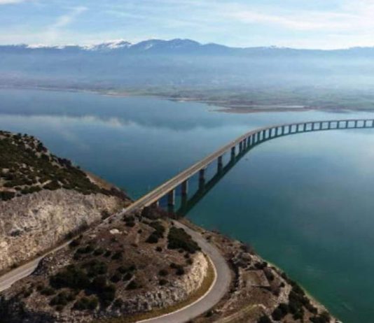 Με εννιά νεκρούς εργάτες και δεκάδες σακατεμένους «θεμελίωσε» ο «αρχιμάστορας» το Φράγμα πολυφύτου και τη Γέφυρα Σερβίων (του Στέφανου Πράσσου)