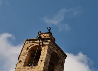 Σιάτιστα – Επικίνδυνη αναρρίχηση από Σιατιστινό με σχοινί στο Καμπαναριό .. για να κόψουν μια συκιά !!