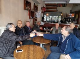 Πιδιάμ ηρθάν τα κόλιαντα μας τραγουδάει η παρέα … πίνοντας ηλιαστό κρασί στο ‘Καφέ Θεσπέσιο’ Video Radiosiatista.gr