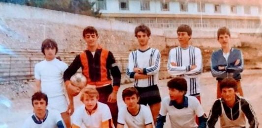 Ο Δημήτρης Κοσμίδης Θυμάται την Σχολίκη Ποδοσφαιρική ομάδα πριν 40 χρόνια όπου έπαιζε τερματοφύλακας !! Video