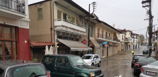 Πήραν φτυάρια και σκούπες να καθαρίσουν τους δρόμους, μετά την απογευματινή νεροποντή (Βίντεο)