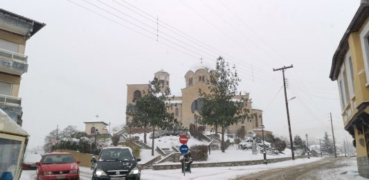 Ώρα 11:10 π.μ.: Ο ιδιοκτήτης του Ράδιο Σιάτιστα 95.7 FM, Θ. Πεσνικάς, σας μεταφέρει υπέροχες κατάλευκες εικόνες από τους δρόμους και τα σοκάκια της Σιάτιστας – 3 Βίντεο