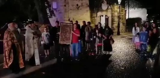 Ήταν 18 Ιουλίου 2020 εποχή κορωνοϊού και ο Παπαβασίλης κάνει Νυχτερινή Λειτανία υπό Βροχή … !! Video