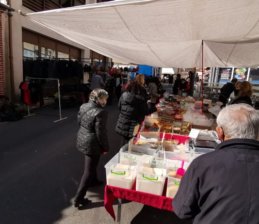 Λαϊκή Σιάτιστας … γυμνή γυναίκα έκοβε βόλτες !!