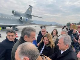 Έφτασε στην Καστοριά, αεροπορικώς, ο Πρωθυπουργός Κ. Μητσοτάκης, στο πλαίσιο της διήμερης περιοδείας του στην Δ. Μακεδονία – Tον υποδέχτηκε ο Υφ/γος Μετ/ων Μιχ Παπαδόπουλος – Μαζί του κι η σύζυγός του Μαρέβα Γκραμπόφσκι-Μητσοτάκη