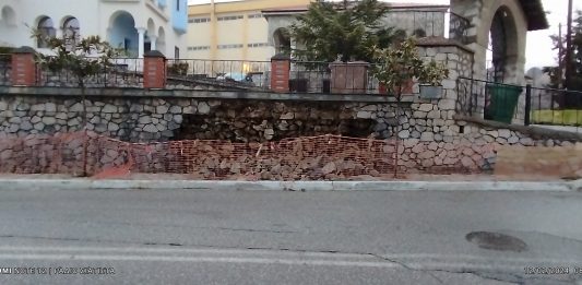 Σιάτιστα – Κατέρρευσε Ντουβάρι Εξωτερικής Περίφραξης της Μητρόπολης Σιατίστης λόγω εργασιών και της έντονης βροχόπτωσης!! Βίντεο – Φωτό