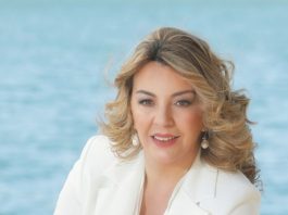 Καστοριά – Αγρότες έριξαν κοπριά στο Γραφείο της βουλευτίνας Μαρίας Αντωνίου !!! Δήλωση της