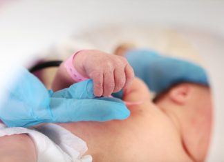 Άνδρας μπήκε στο νοσοκομείο και άρπαξε βρέφος – Έλεγε όταν ήταν ο πατέρας του