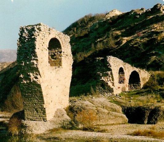 Γεφύρι του Πασά: αυξήθηκαν τα κονδύλια, αλλά το μνημείο ακόμη στα χαρτιά και παραμένει στα ερείπια.